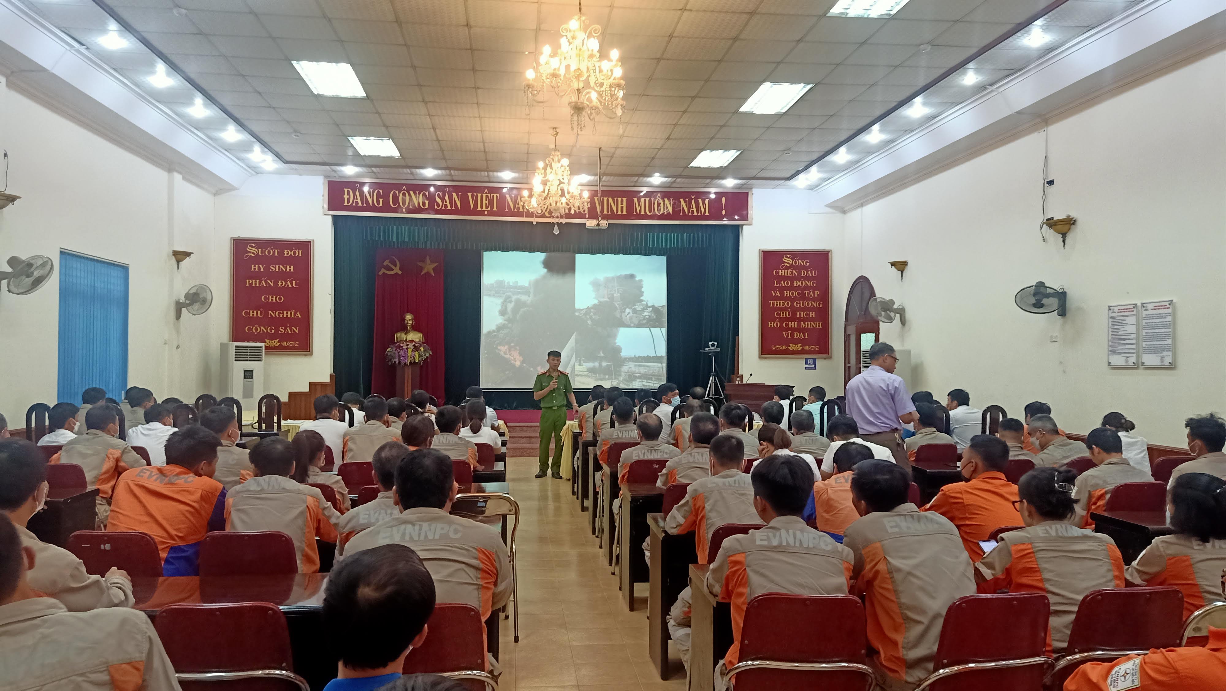 Xí nghiệp Dịch vụ Điện lực Tuyên Quang tổ chức bồi huấn và cấp chứng chỉ công tác PCCC
